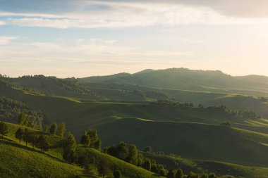 Dağlarda şafak söküyor