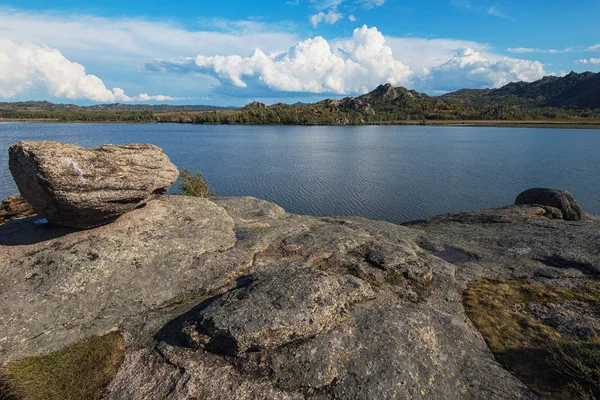 Vista de beleza no lago Kolyvan — Fotografia de Stock