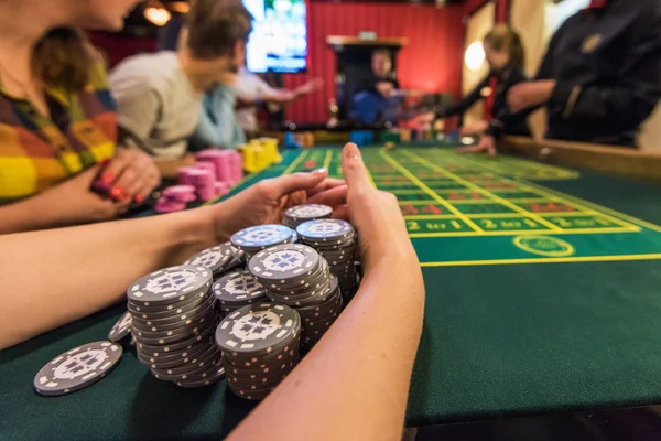 Casino, juegos de azar y entretenimiento concepto — Foto de Stock