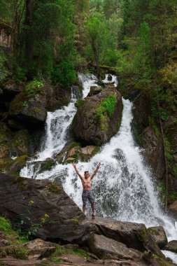 Altai Dağlarında Şelale