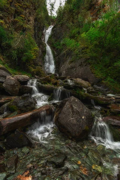 Wodospad w górach Altai — Zdjęcie stockowe
