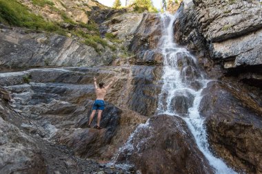 Altai Dağlarında Şelale