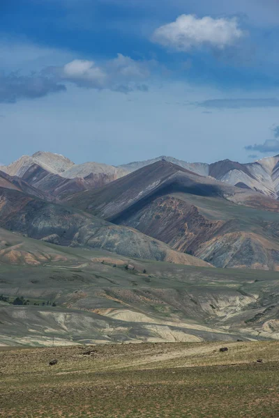 Diferentes montanhas coloridas — Fotografia de Stock