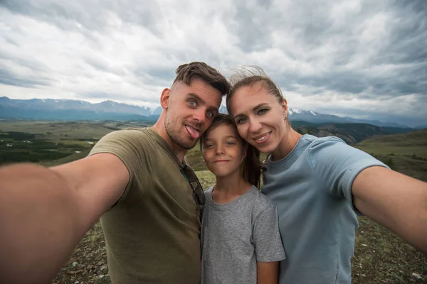 Selfie rodziny w górach — Zdjęcie stockowe