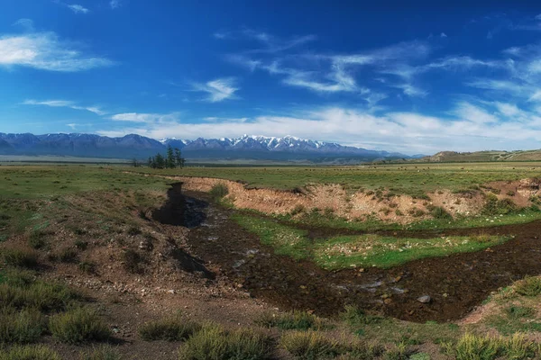 Panorama de montanhas de Altai com rio — Fotografia de Stock