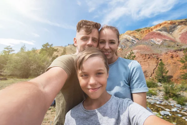 Selfie της οικογένειας στο βουνό — Φωτογραφία Αρχείου