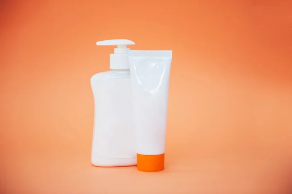 Különböző kozmetikai palackok, tejszín — Stock Fotó