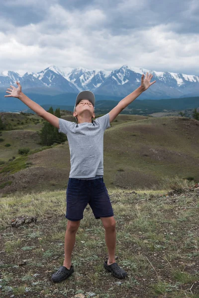 Έφηβος αγόρι σε αυτός Όρη Αλτάι — Φωτογραφία Αρχείου