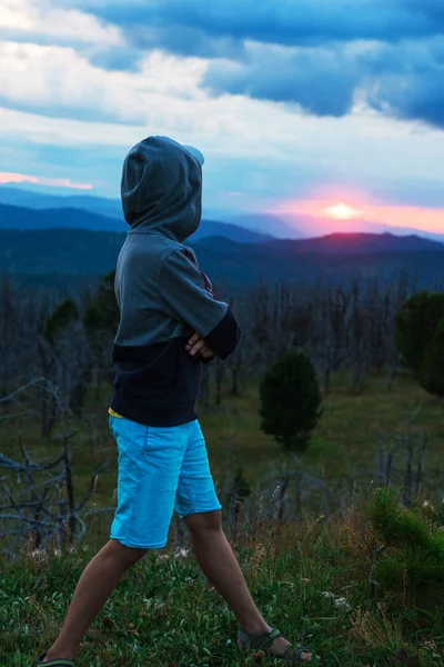 Rapaz à noite em Altai — Fotografia de Stock