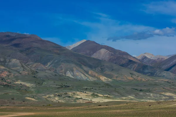 Montagnes de différentes couleurs — Photo