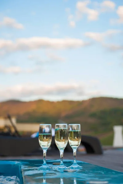 Три бокала холодного шампанского — стоковое фото