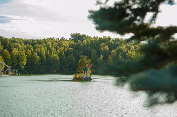 Letni krajobraz jeziora z kryształu i słodkiej wody Aya — Zdjęcie stockowe