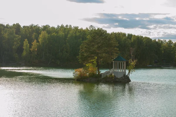 有水晶和淡水的夏季湖景 — 图库照片