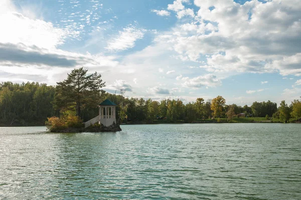 Летний пейзаж озера с хрустальной и пресной водой Айя — стоковое фото