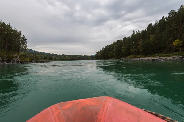 Ράφτινγκ και κωπηλασίας στον ποταμό βαμβάκι — Φωτογραφία Αρχείου