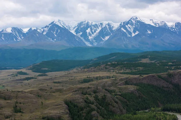쿠라 이 스텝 과 북 추이 산등성 이 — 스톡 사진