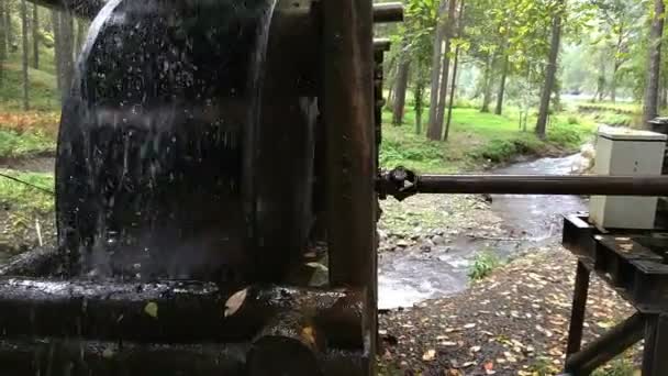 Molino de agua rústico con rueda — Vídeos de Stock