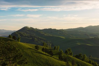 Dağlarda şafak söküyor