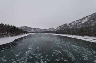 Nehir ve dağ ile manzara