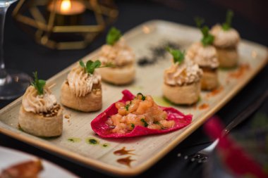 Fıçı Somon Balık ve krema sos ile