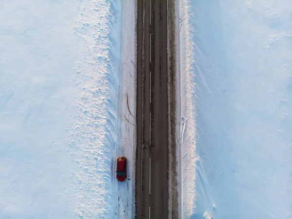 Luftaufnahme einer Straße in winterlicher Landschaft — Stockfoto