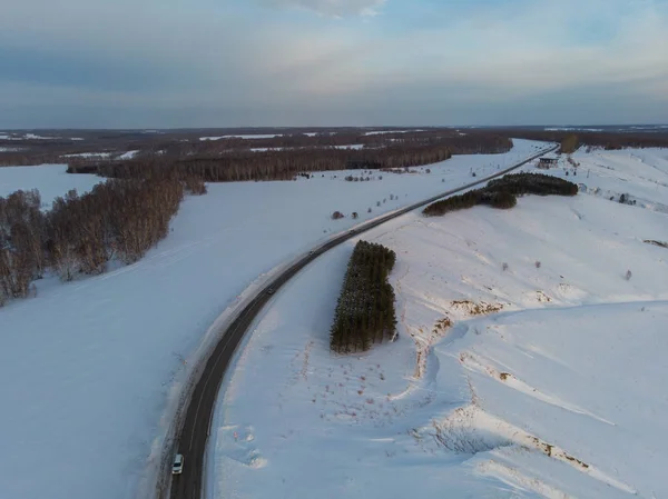 Vista aérea de uma estrada de inverno — Fotografia de Stock