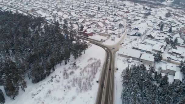 Flygfoto över en väg i vinterlandskap — Stockvideo