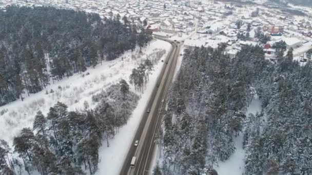 Flygfoto över en väg i vinterlandskap — Stockvideo