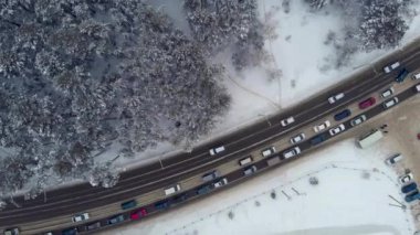 Bir yolun trafiğe kış manzarası ile havadan görünümü