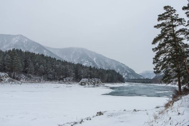Nehir ve dağ ile manzara