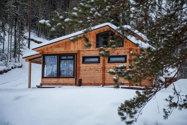 森の冬の休日の家. — ストック写真