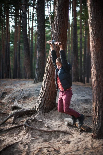 Tini fiú a bungee őszi erdő — Stock Fotó