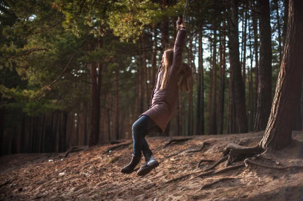 Mujer en bungee en el bosque de otoño — Foto de Stock