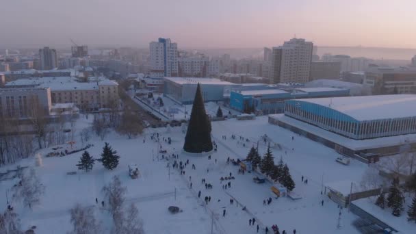 Şehir merkezinde yürüyüş insanlar Noel için dekore edilmiştir. — Stok video