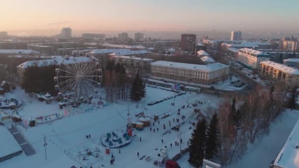 Människor som vandrar i staden centrerar inredda till jul — Stockvideo