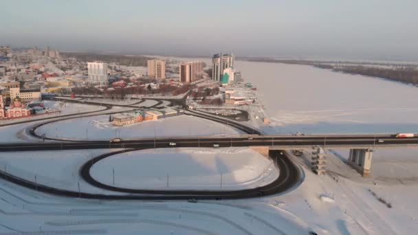 Colpo aereo di ponte e guida in auto sul ponte — Video Stock