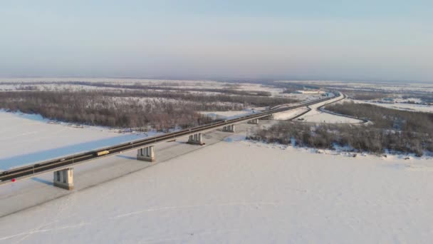 Zdjęcie lotnicze z mostu i jazdy samochodem na moście — Wideo stockowe