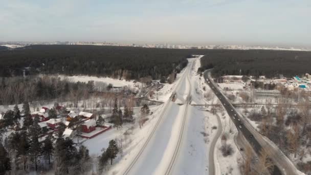A légi felvétel a téli táj egy út — Stock videók
