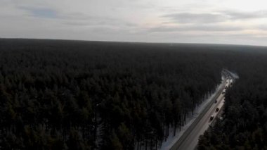 Bir yolun kış manzara havadan görünümü