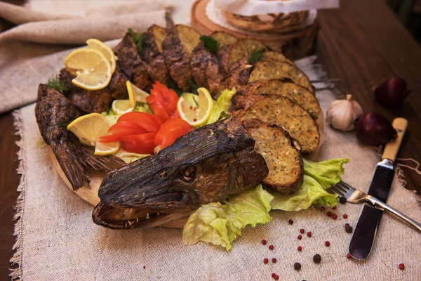 Stuffed pike with vegetables and greens. — Stock Image Stuffed pike with vegetables and greens. Royalty Free Stock Photos