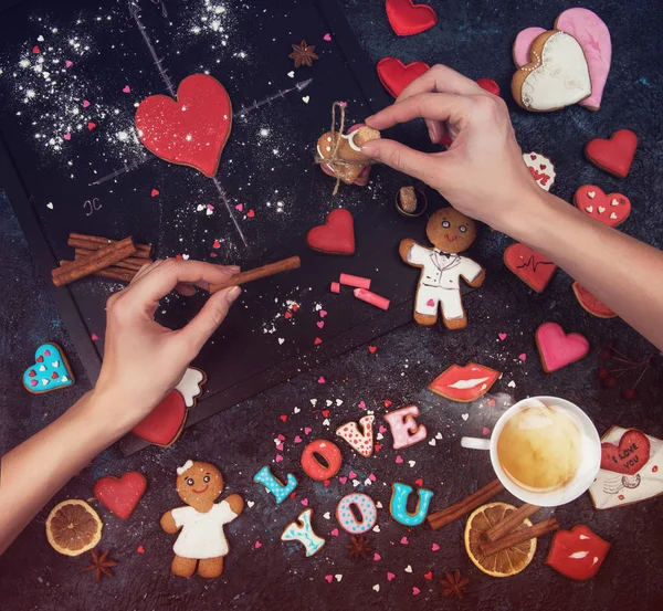 Mãos femininas decorando amor composição de gengibre — Fotografia de Stock