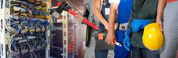 Trabalhadores da equipe com equipamentos na sala do servidor de dados — Fotografia de Stock