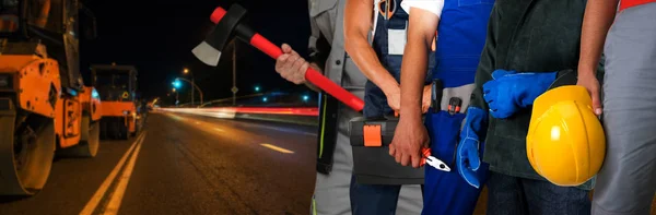 Trabalhadores construtores com equipamento de reparação de uma estrada — Fotografia de Stock