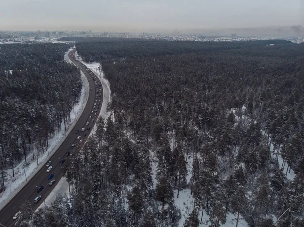 Vista aérea de uma estrada de inverno — Fotografia de Stock