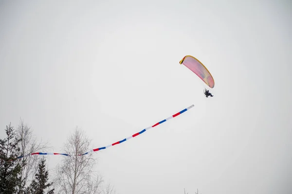 Gleitschirm fliegt in den Himmel — Stockfoto