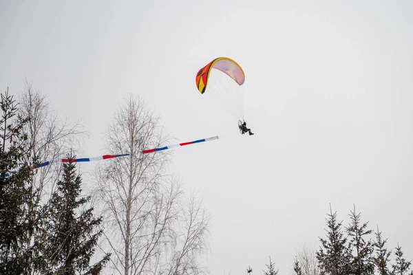 El parapente vuela en el cielo —  Fotos de Stock