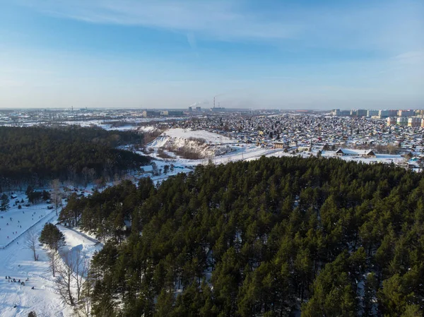 Vista aérea del bosque de invierno y la ciudad — Foto de Stock