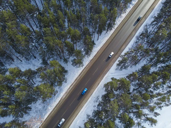 Luftaufnahme einer Straße in winterlicher Landschaft — Stockfoto