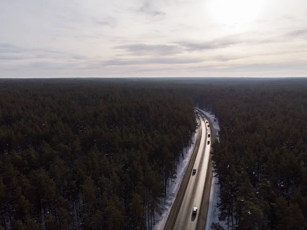 Luftaufnahme einer Straße in winterlicher Landschaft — Stockfoto