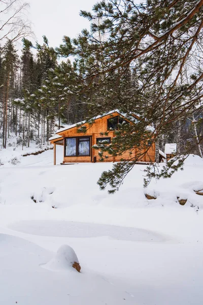 Winterferienhaus im Wald. — Stockfoto